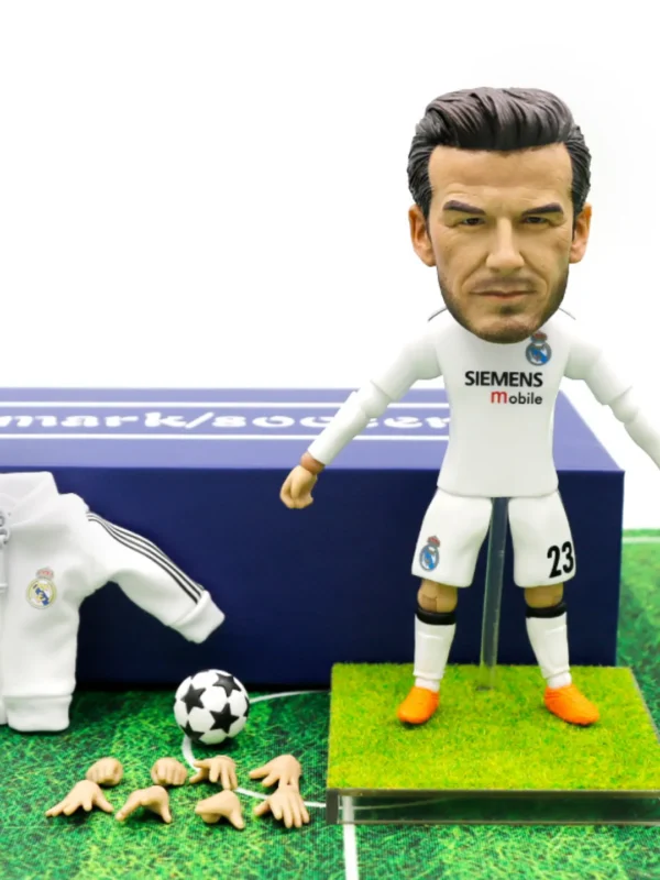17 FIGURA D. BECKHAM REAL MADRID DE 12CM