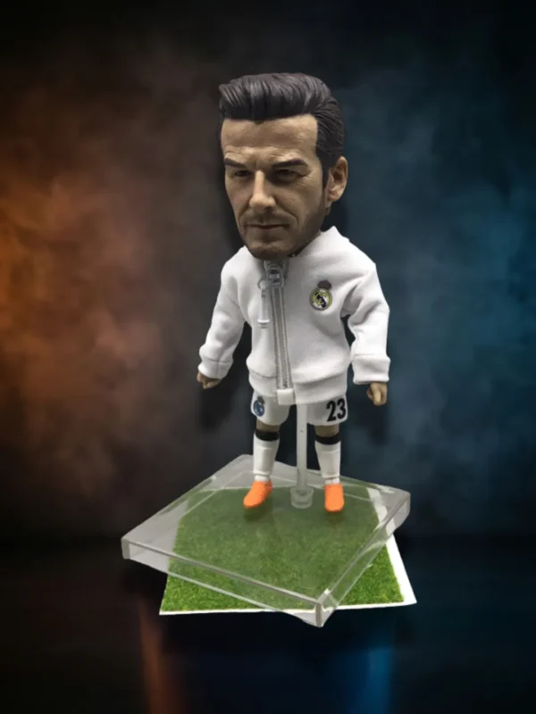 18 FIGURA D. BECKHAM REAL MADRID DE 12CM